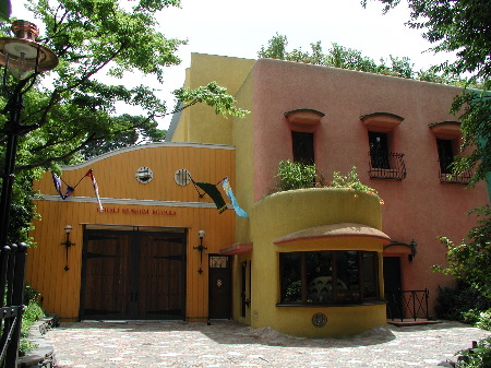 01 - Entrance to the Museum